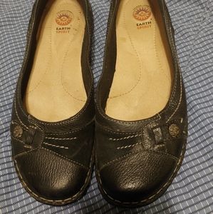 Black Earth Spirit Flats size 11 Women
